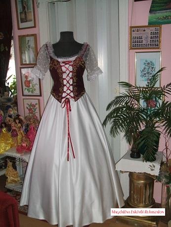 Díszmagyar, palotás, magyaros menyasszonyi ruha.