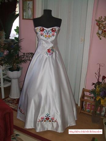 Menyasszonyi ruha, kalocsai himzett 116