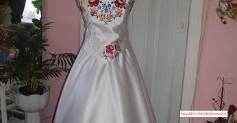 Kalocsai ruhák:
Menyasszonyi ruha, kalocsai himzett 116