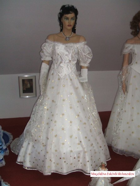 Sissi, Erzsébet Királyné híres Csillag ruhájának replikációja, kiállítás Lengyeltótiban.