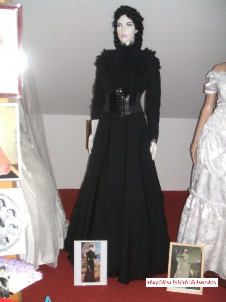 Sissi, Sisi, Erzsébet Császárné, Királyné tradicionális, korhű, életre keltett fekete ruhájának replikációja. 