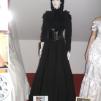 View the image: Sissi, Sisi, Erzsébet Császárné, Királyné tradicionális, korhű, életre keltett fekete ruhájának replikációja. 