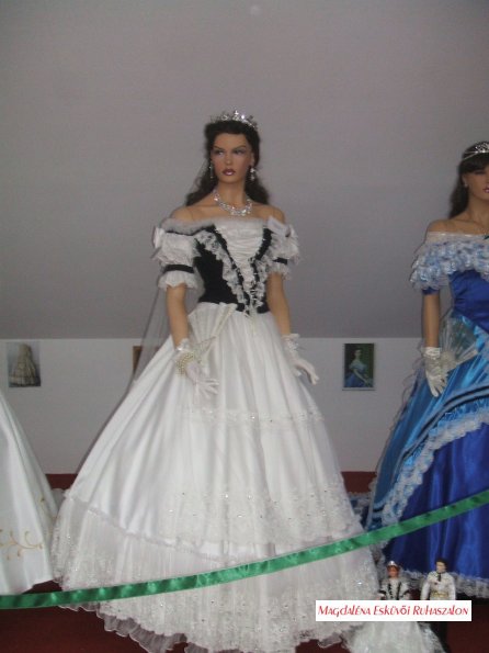 Sissi, Sisi, Erzsébet Császárné, Királyné tradicionális, korhű, életre keltett koronázási ruhájának replikációja.
