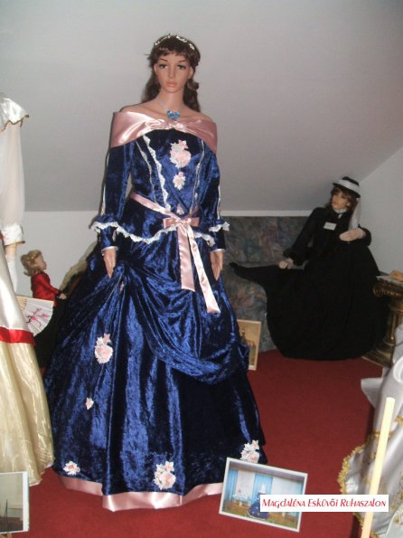 Sissi, Sisi, Erzsébet Császárné, Királyné ruháinak tradicionális, korhű replikációi. 