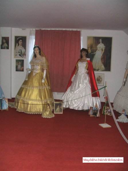 Sissi, Sisi, Erzsébet Császárné, Királyné ruháinak tradicionális, korhű replikációi. 