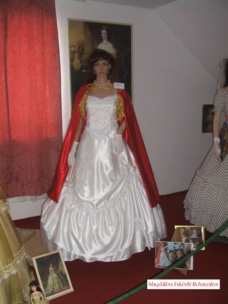 Sissi, Sisi, Erzsébet Királyné életre keltett, tradicionális, korhű, esküvőre érkezésekor viselt ruhájának másolata, készítette, Héjjas Magdaléna