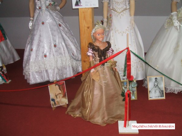 Sissi, Sisi, Erzsébet Királyné életre keltett, tradicionális, korhű, ruhájának másolata, barbie babákon is.