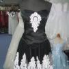 View the image: Fekete - fehér csipkés alkalmi ruha