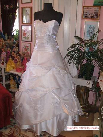 Menyasszonyi ruha, fehér fodros 011