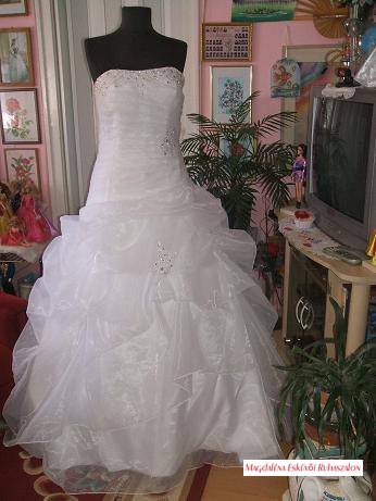 Menyasszonyi ruha, fehér fodros 010