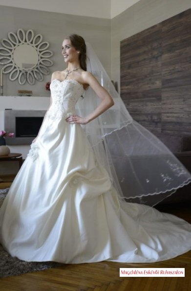 Menyasszonyi ruha, uszályos, 162