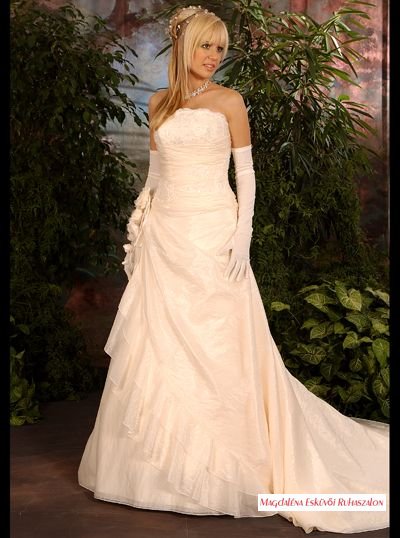 Menyasszonyi ruha, uszályos, 153