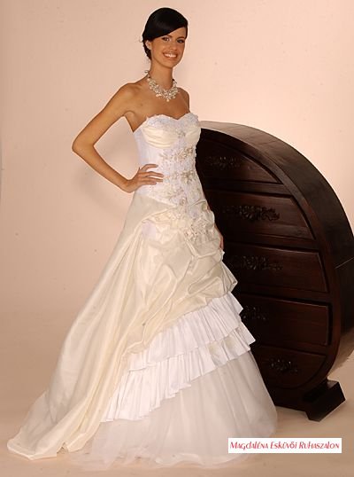 Menyasszonyi ruha, 156