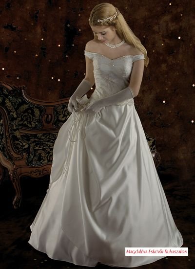 Menyasszonyi, báli, szalagavatós ruha, 126