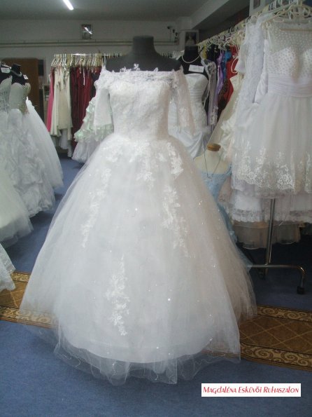 Menyasszonyi ruha, csipkés, tüllös, hosszú ujjú. 224