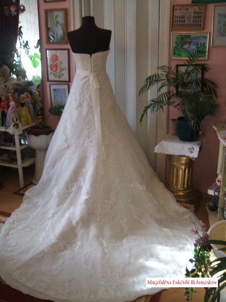 Menyasszonyi ruha, 204