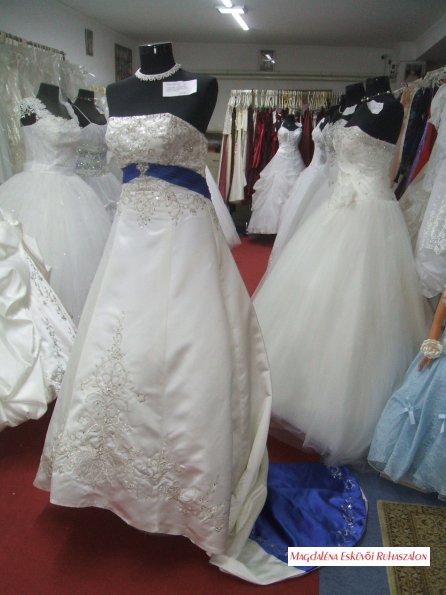 Menyasszonyi, báli, szalagavatós ruha, tüllös, füzős.  255