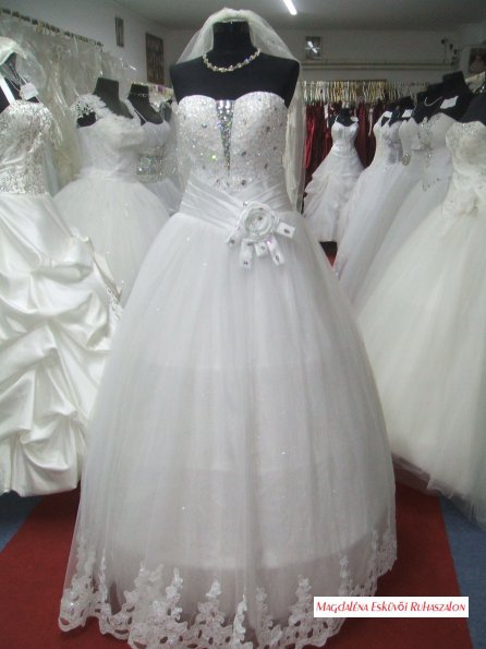 Menyasszonyi ruha, tüllös, csipkés, strasszos, füzős. 205