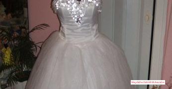 Menyasszonyi ruhák:
Menyasszonyi ruha 033