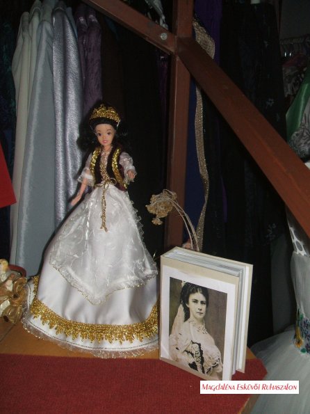 Sissi, Sisi, Erzsébet Királyné tradicionális ruhájának másolata, baba, barbie babán.