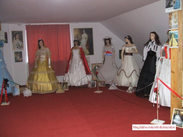 Sissi, Erzsébet Királyné életre keltett ruháinak másolatai, kiállítás Lengyeltótiban.