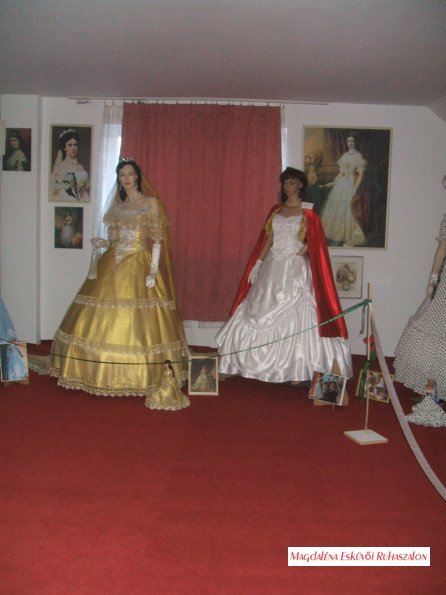 Sissi, Sisi, Erzsébet Császárné, Királyné tradicionális, korhű, életre keltett ruháinak másolatai, kiállítás Lengyeltótiban.
