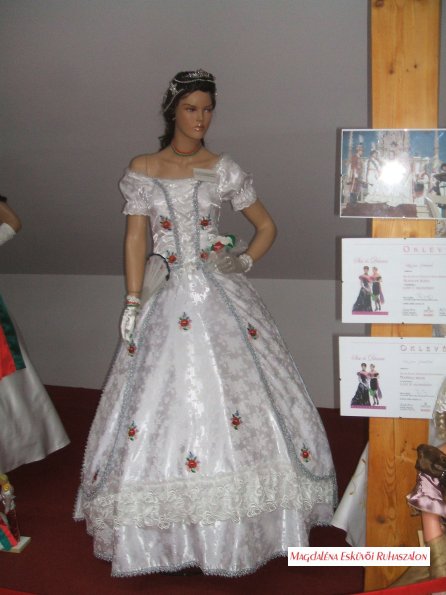 Sissi, Erzsébet Királyné báli ruhájának replikációja, kiállítás Lengyeltótiban.