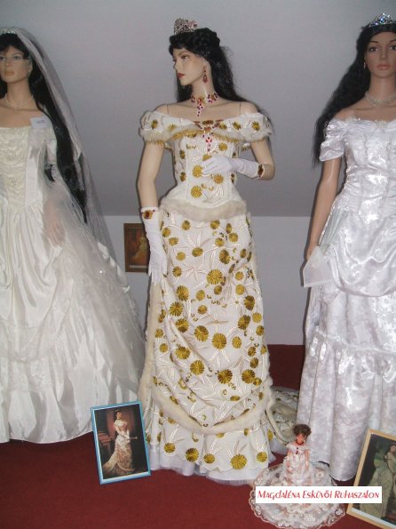 Erzsébet Császárné, Királyné, Sisi - Sissi - ruháinak replikációi állandó kiállítás Lengyeltótiban. 