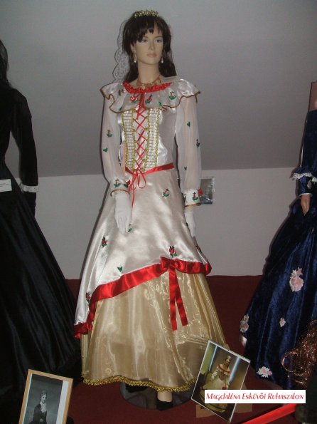 Erzsébet Császárné, Királyné, Sisi - Sissi ruháinak replikációi állandó Kiállítás Lengyeltótiban.