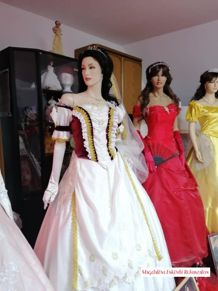 Erzsébet Császárné, Királyné, Sisi - Sissi - ruháinak replikációi állandó kiállítás Lengyeltótiban. 