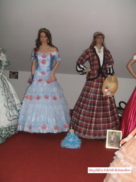 Sissi, Erzsébet Királyné életre keltett ruháinak másolatai, kiállítás Lengyeltótiban. Készítette: Héjjas Magdaléna