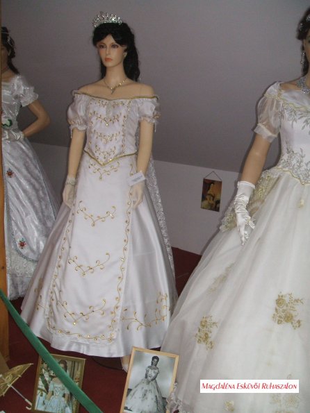 Sissi, Erzsébet Királyné életre keltett ruháinak másolatai, kiállítás Lengyeltótiban.