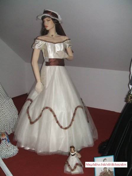Sissi, Sisi, Erzsébet Császárné, Királyné Madeirán viselt ekrü tüllös ruhájának másolata